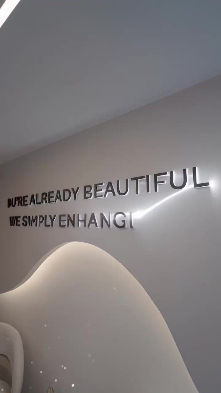 Salon duvarındaki "You're already beautiful, we simply enhance it" yazısı